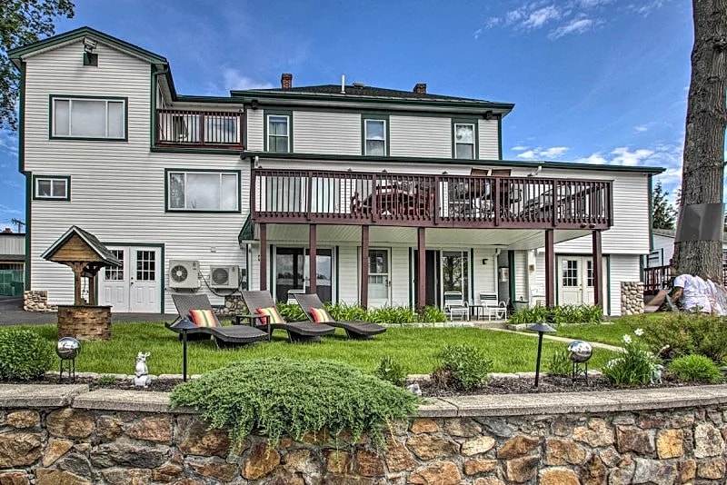 Lakefront Comfort at Cottage #6 with Queen Beds & Channel Views