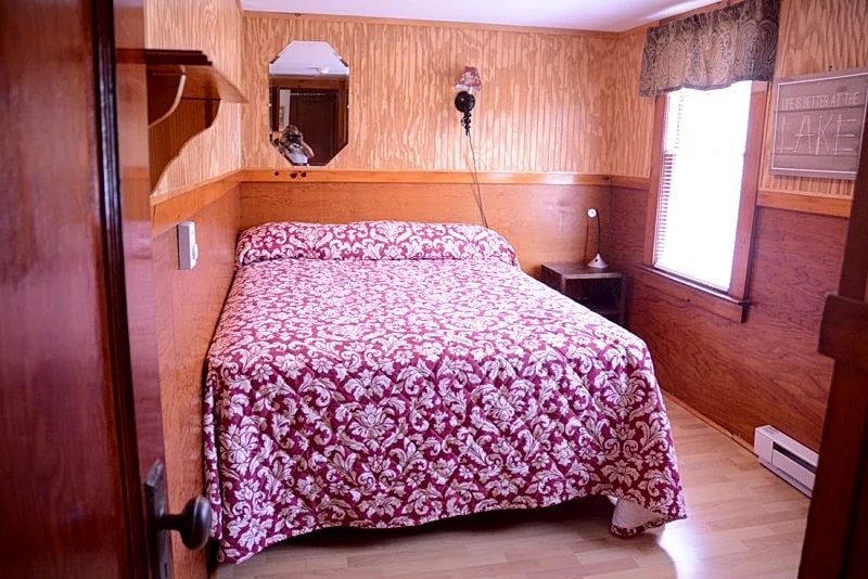 Lakefront 2BR Cottage #5 w/ Screened Porch & Steps to Private Beach in Laconia, New Hampshire, United States — photo 4
