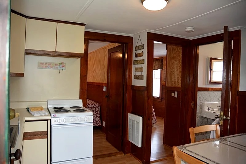 Lakefront 2BR Cottage #5 w/ Screened Porch & Steps to Private Beach in Laconia, New Hampshire, United States — photo 5