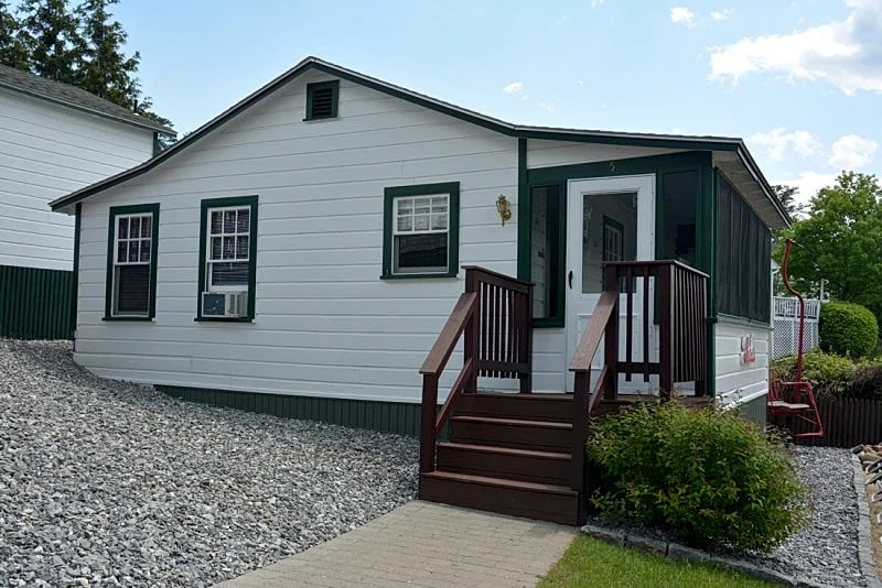 Lakefront 2BR Cottage #5 w/ Screened Porch & Steps to Private Beach in Laconia, New Hampshire, United States — photo 3
