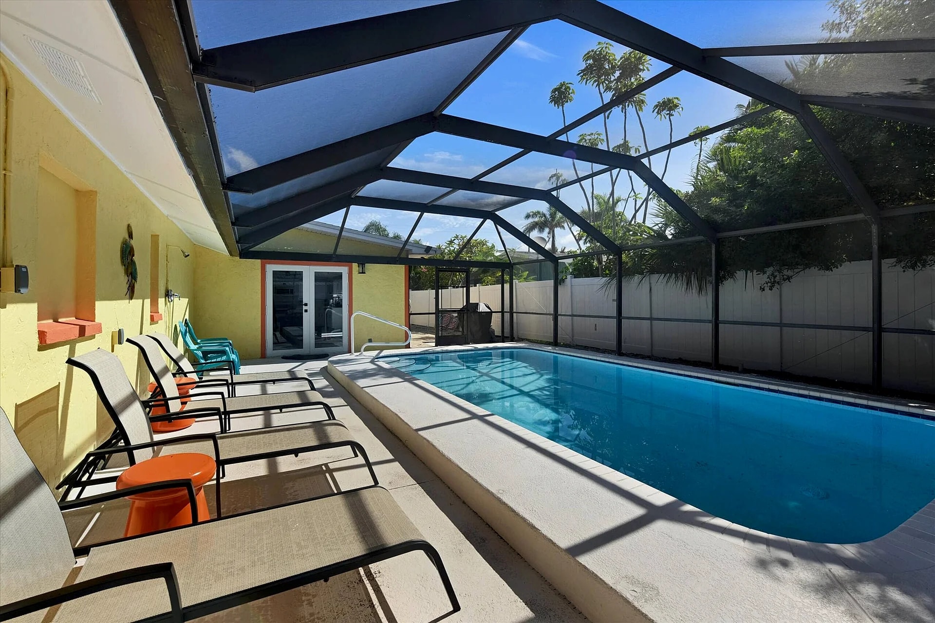 Sunny MidIsland, 3 min to beach, Heated pool!