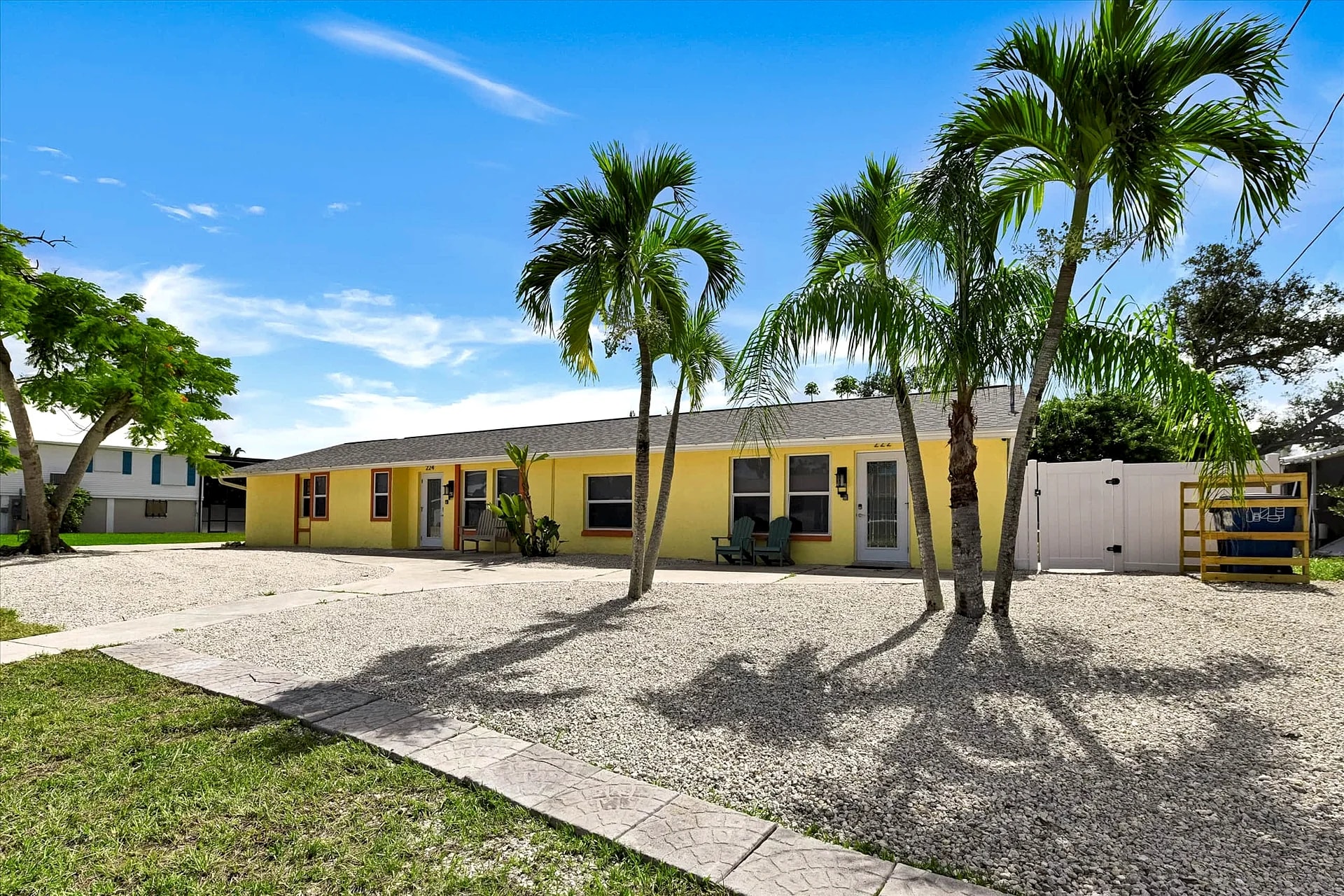 Sunny MidIsland, 3 min to beach, Heated pool! in Fort Myers Beach, Florida, United States — photo 2