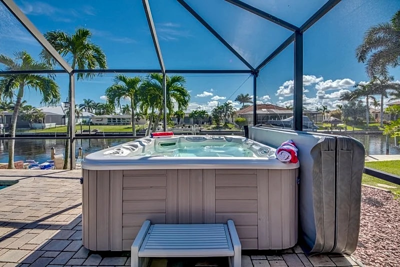 Villa 1 Bright and Sunny, Open Floor Plan, Pool, Hot Tub in Cape Coral, Florida, United States — photo 3