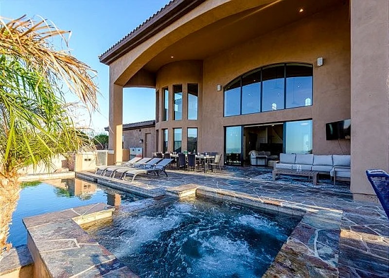 Luxurious Entertaining Paradise, Infinity Edge Pool/hot-tub, Endless Views! in Fountain Hills, Arizona, United States — photo 3