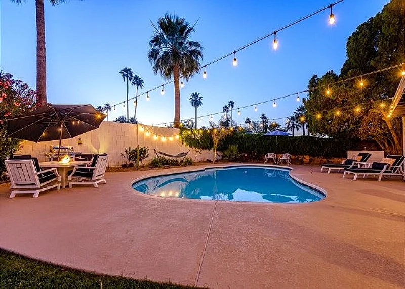 Large Pool and Entertainers Delight Yard!