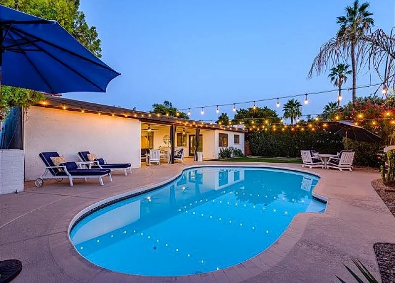 Large Pool and Entertainers Delight Yard! in Phoenix, Arizona, United States — photo 2
