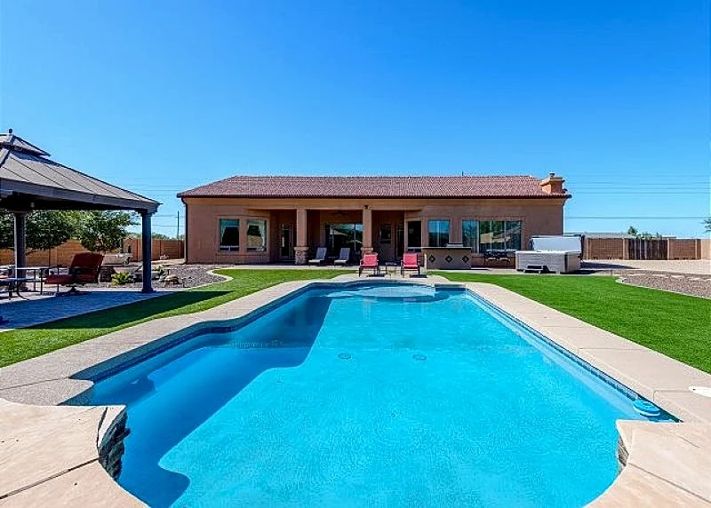 Expansive Vacation Home for Your Next AZ Vacation! Back Yard Paradise in Phoenix, Arizona, United States — photo 5