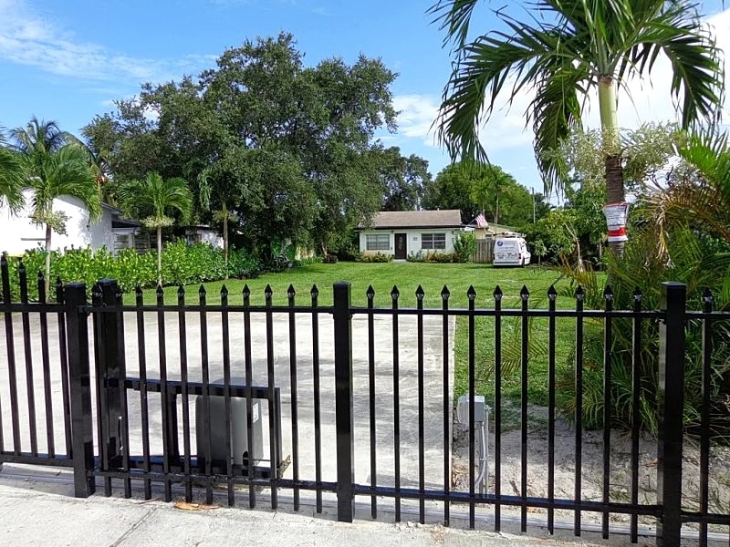 1 Mi from Holly- Dania Beach/ secure neighborhood/WIFI, BBQ Garden — photo 3