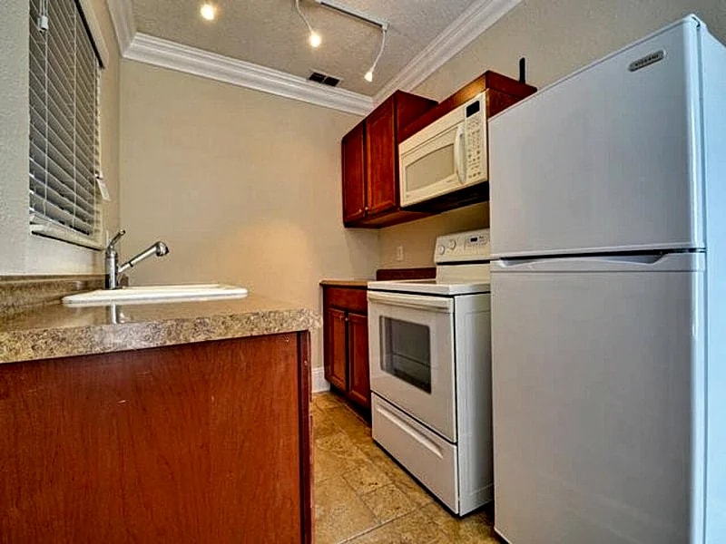 V4-1 BR, waterfront villa, 2 min walk to beach in Clearwater, Florida, United States — photo 3
