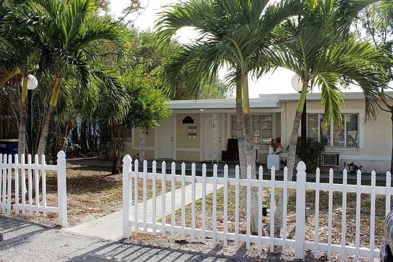 C2- 1 BR, Direct waterfront 2 min walk 2 beach