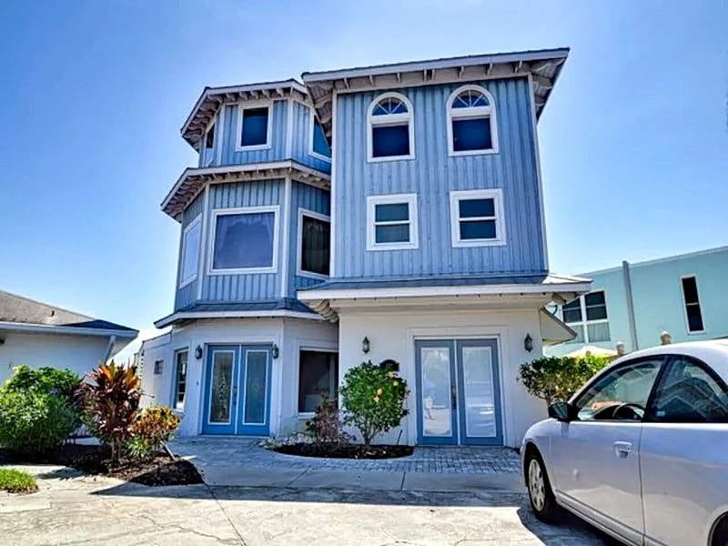 Huge waterfront home 2min walk 2 beach, 10+PPL