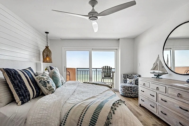 MILLION DOLLAR VIEWS! Newly renovated bathrooms and bedrooms. in Indian Shores, Florida, United States — photo 3