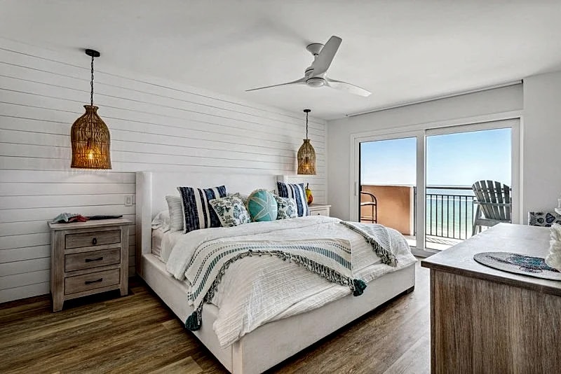 MILLION DOLLAR VIEWS! Newly renovated bathrooms and bedrooms. in Indian Shores, Florida, United States — photo 5