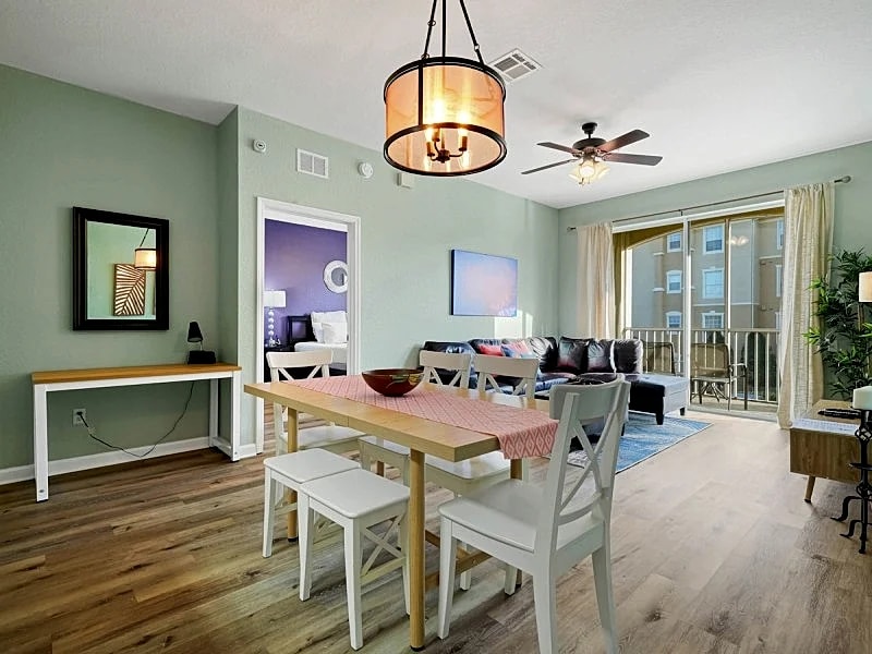 Hidden Gem less than 2 miles to Disney! NEW FLOORS and much more! 2 bed/2 bath in Kissimmee, Florida, United States — photo 2