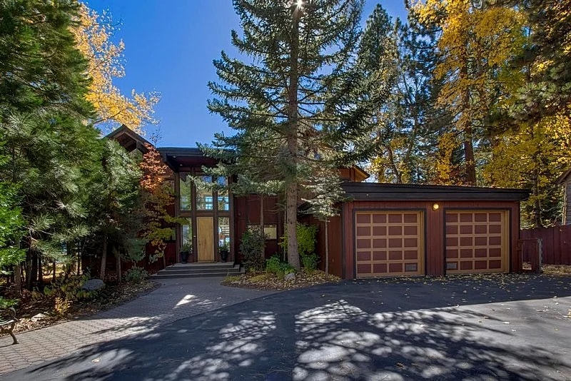 Lake Front Retreat With Your Private Beach & Hot Tub in Tahoe Vista, California, United States — photo 5