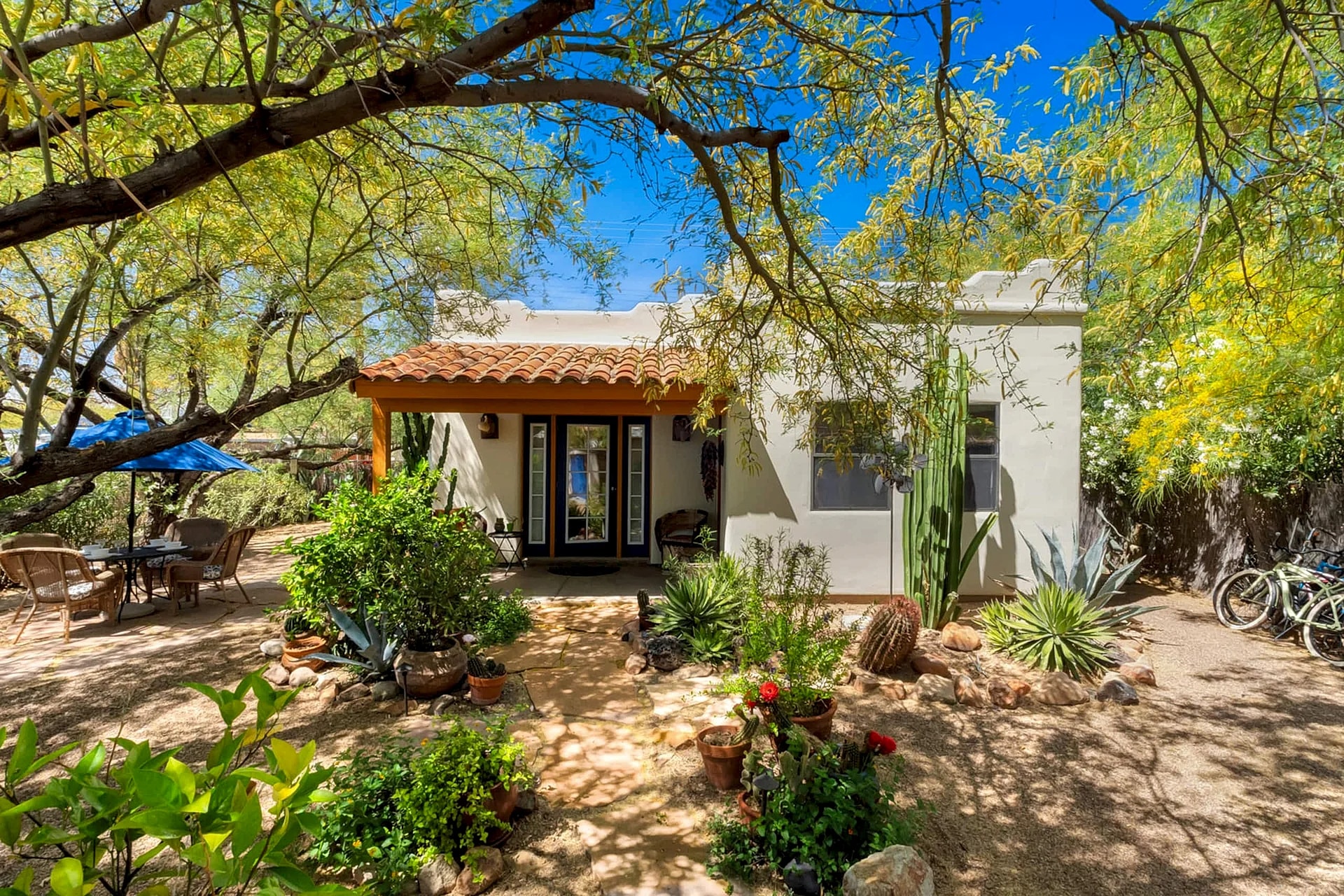 Private Southwestern Style Casita w/ Fully fenced Lush Yard