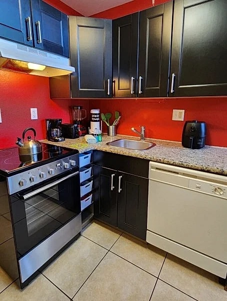 Beautiful Lakefront Villa - 5 Minutes to the Attractions! in Orlando, Florida, United States — photo 2