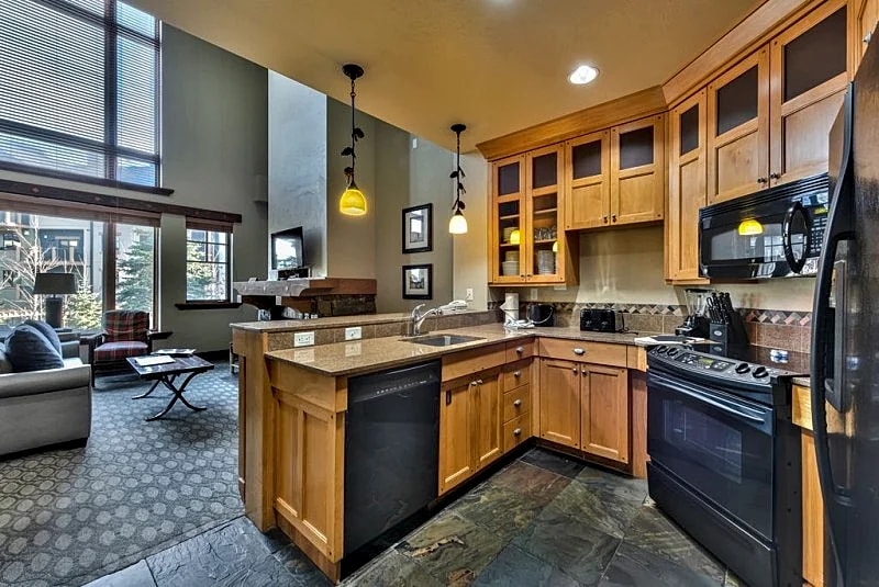 Large Ski In Ski Out 3 Bedroom+Loft Sleeps 10 Pool Hot Tub Vaulted Ceilings MC10A in Park City, Utah, United States — photo 3