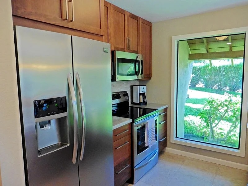 Completely renovated and high end furnishings! Modern luxury and great rates! Property overview in Kihei, Hawaii, United States — photo 5