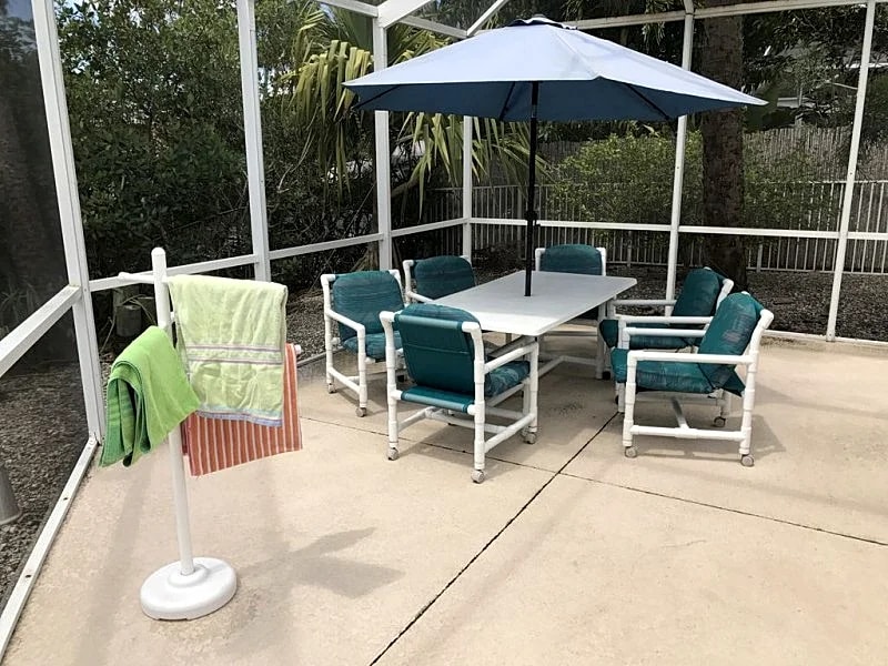 Iguana Cottage. Five minute walk to beach. On canal with pool. in Fort Myers Beach, Florida, United States — photo 2