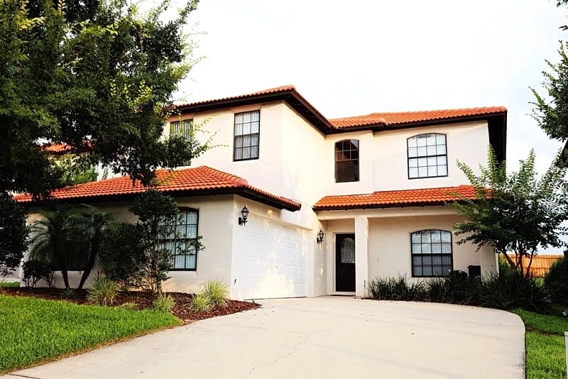 New Luxury Villa! 6 miles to Disney * Pool, Hottub. Free WiFi. Dining/Shopping