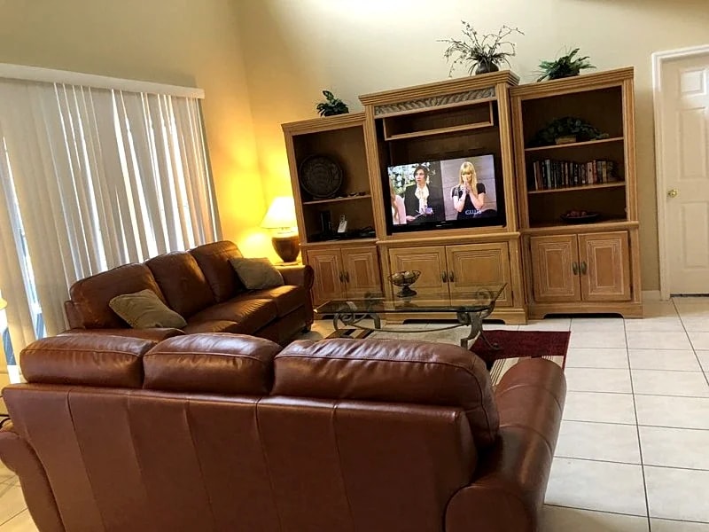 Spacious and Beautiful, South Facing Pool Spa, 3 miles to Disney, Key Less Entry in Orlando, Florida, United States — photo 2