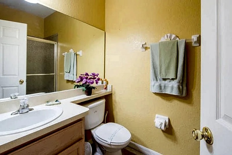 Spacious and clean, pool and spa, KeyLess Entry,GameRM,WiFi, 6 miles from Disney in Orlando, Florida, United States — photo 5