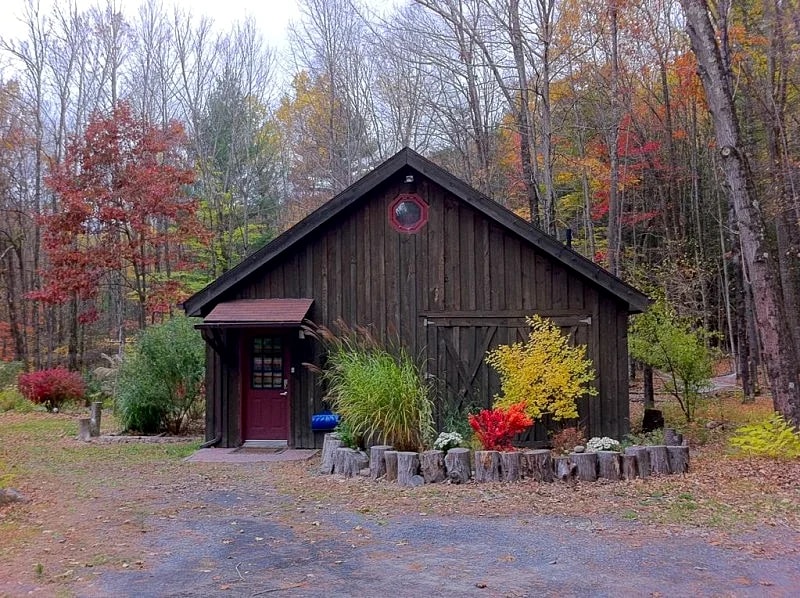 A Romantic Escape, Woodstock Barn by A Stream with Hot Tub