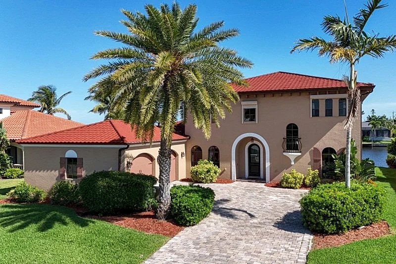 CCVS - Villa Kara Tuscany - Tuscan Elegance with Canal Views and Dock in Cape Coral in Cape Coral, Florida, United States — photo 3
