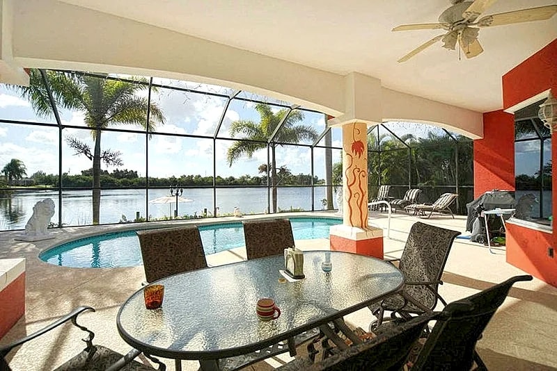 Villa at lakefront with salt water pool for dreaming, south side - Wifi Internet in Cape Coral, Florida, United States — photo 4