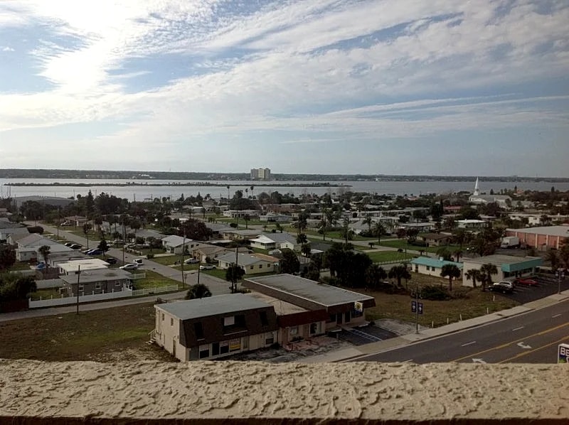Designer Style 8th Floor Oceanfront Condo in Daytona Beach, Florida, United States — photo 4