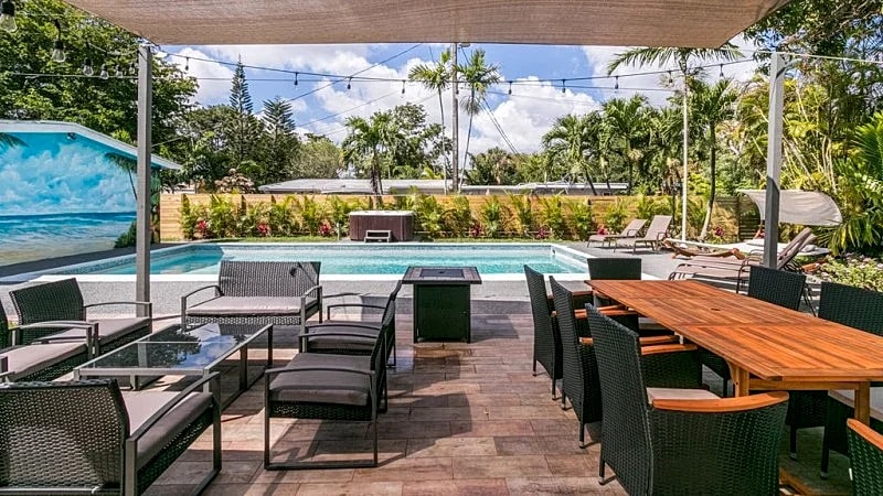 HOLLYWOOD CASTLE PALACE..7 BEDROOM 4 BATH POOL HOME .hot tub Close to beaches. in Hollywood, Florida, United States — photo 4