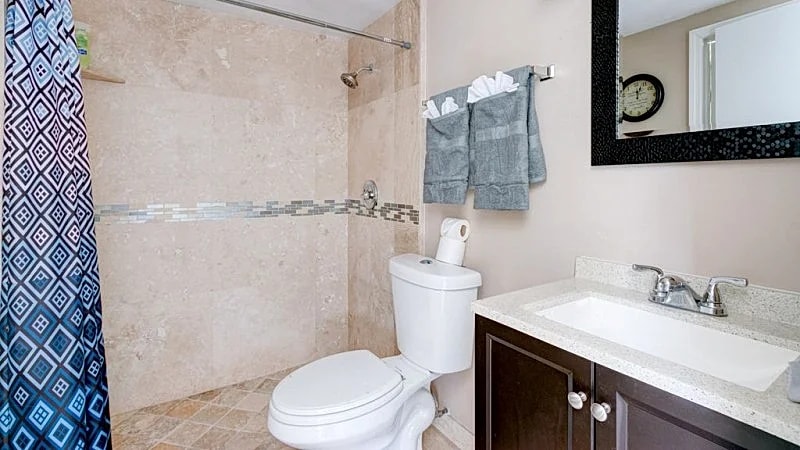 HOLLYWOOD CASTLE PALACE..7 BEDROOM 4 BATH POOL HOME .hot tub Close to beaches. in Hollywood, Florida, United States — photo 3