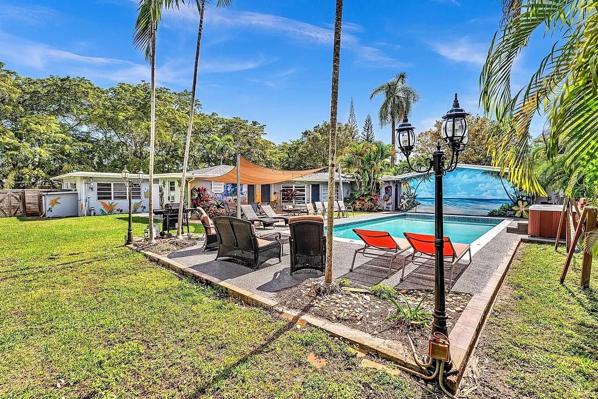Hollywood Castle Palace: Private Resort 7BR, 4BA Pool