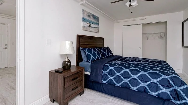 HOLLYWOOD CASTLE PALACE..7 BEDROOM 4 BATH POOL HOME .hot tub Close to beaches. in Hollywood, Florida, United States — photo 2