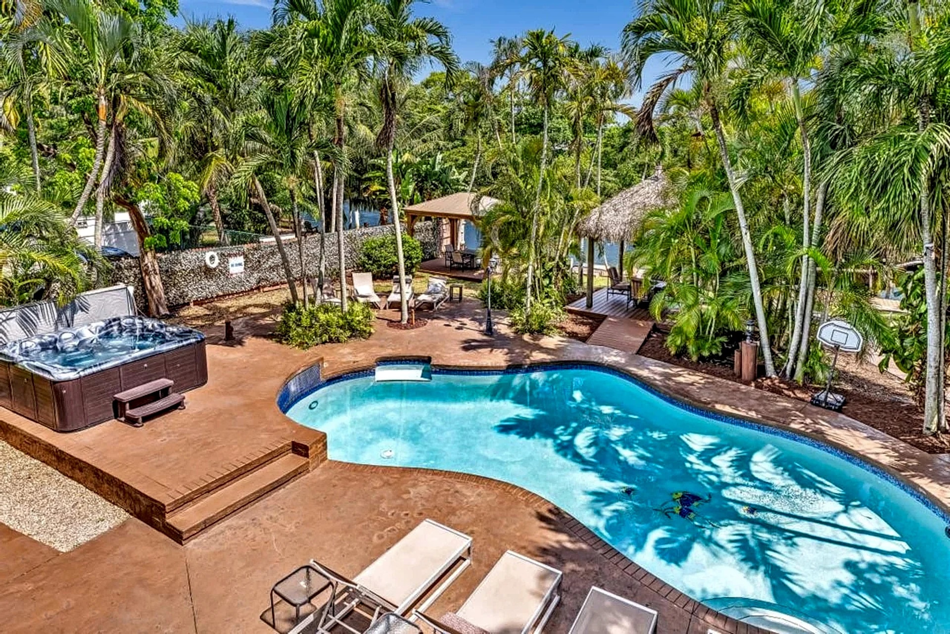Designer Oasis Resort 11 bedrooms 7 baths . Sleeps 22