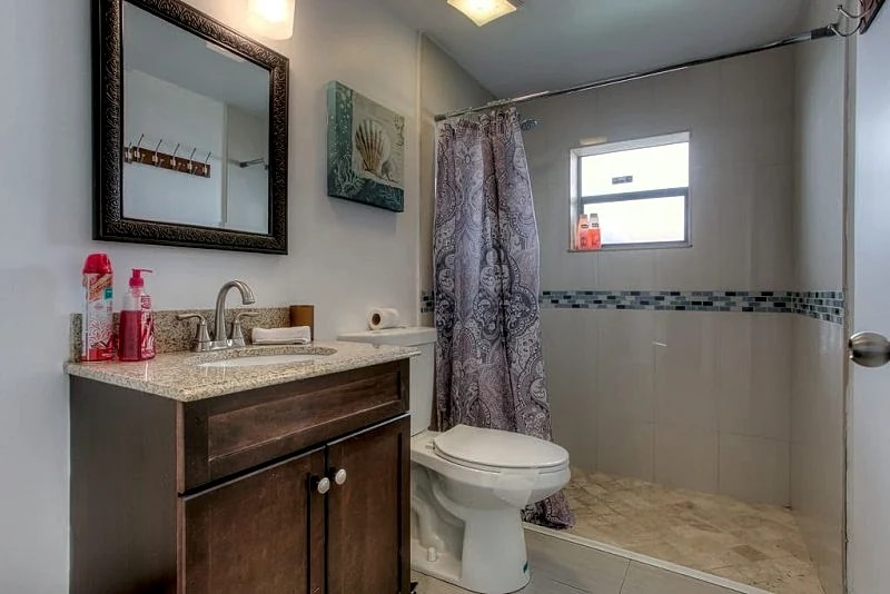 AMAZING HOLLYWOOD RETREAT..4 BEDROOMS 2 BATH PRIVATE HOME. in Hollywood, Florida, United States — photo 5