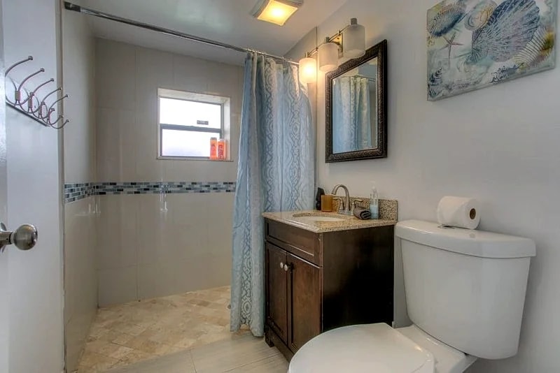 AMAZING HOLLYWOOD RETREAT..4 BEDROOMS 2 BATH PRIVATE HOME. in Hollywood, Florida, United States — photo 2