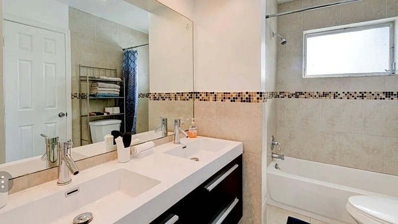 MODERN VACATION HOME.. 4 bedrooms 2 baths in Oakland Park, Florida, United States — photo 4