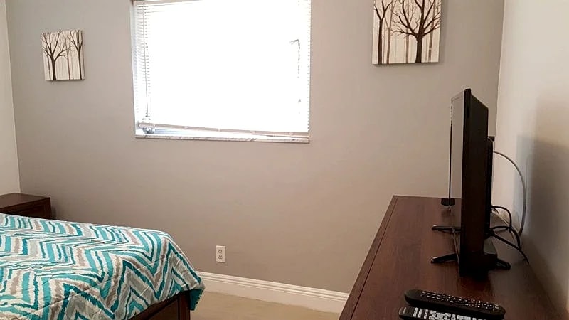 MODERN VACATION HOME.. 4 bedrooms 2 baths in Oakland Park, Florida, United States — photo 3