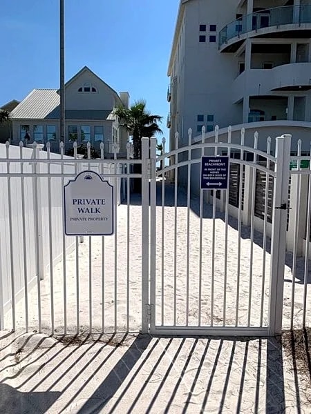 HAPPY OURS. FREE BIKES, VERY CLEAN. PRIVATE BEACH ACCESS. in Panama City, Florida, United States — photo 4