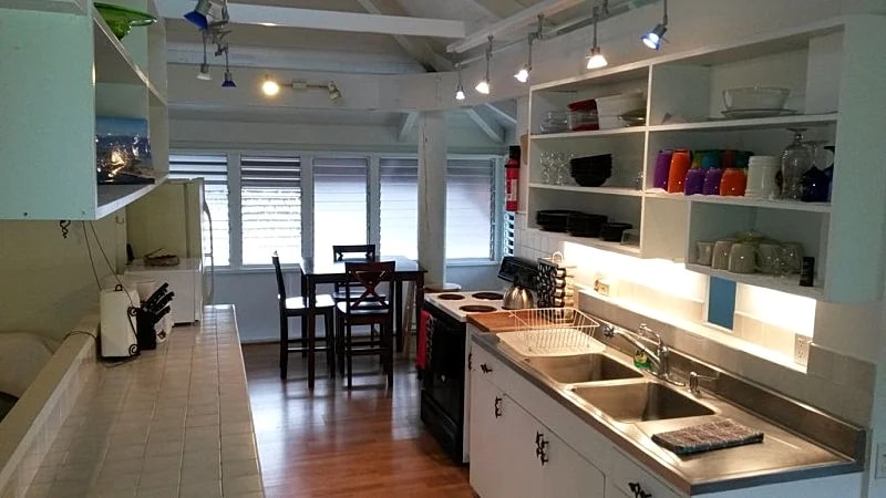 Kailua Beachside, 2 Houses off beach, 2bed/2bath, Sleeps 8, Ocean & Mtn Views in Kailua, Hawaii, United States — photo 3