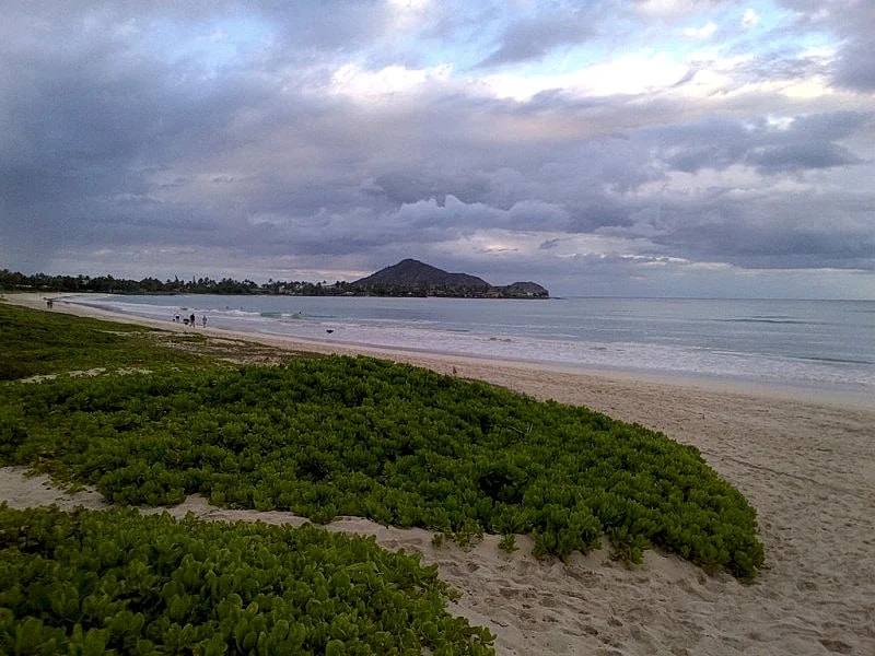 Kailua Beachside, 2 Houses off beach, 2bed/2bath, Sleeps 8, Ocean & Mtn Views in Kailua, Hawaii, United States — photo 2