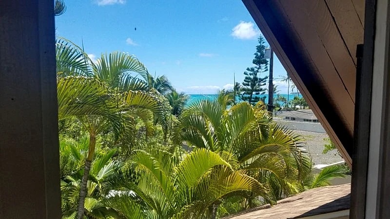 Kailua Beachside, 2 Houses off beach, 2bed/2bath, Sleeps 8, Ocean & Mtn Views