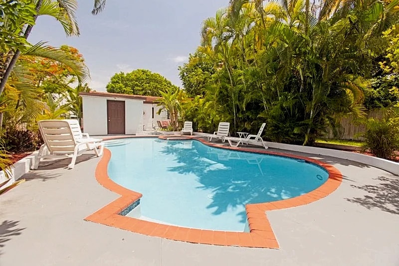 Safe and Clean Haven - Private Heated Pool, BBQ, Bikes, Beach Chairs in Hollywood, Florida, United States — photo 2