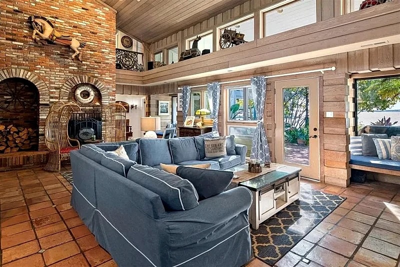 6 Bedroom/3.5 Bath Direct Bayfront Home Near the Beach in Downtown Ocean City in Ocean City, Maryland, United States — photo 3