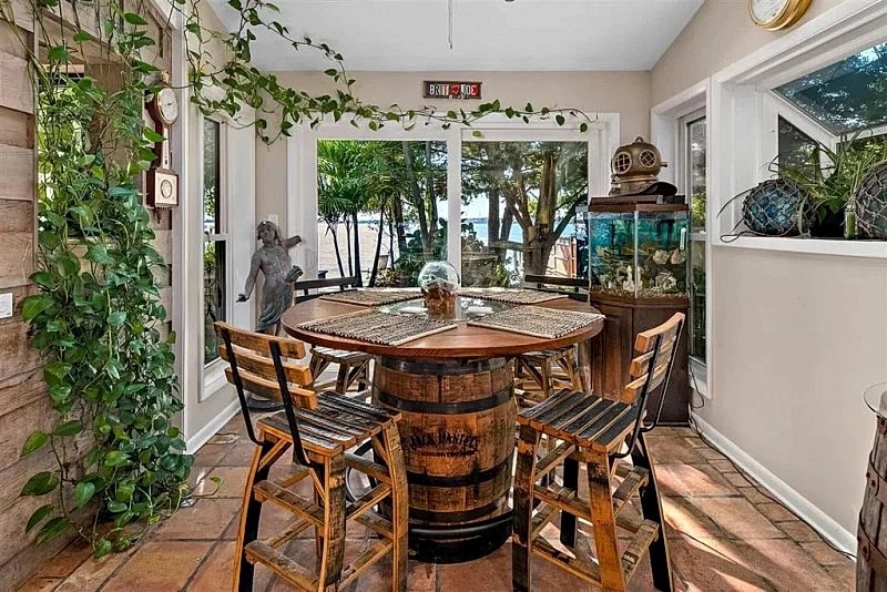 6 Bedroom/3.5 Bath Direct Bayfront Home Near the Beach in Downtown Ocean City in Ocean City, Maryland, United States — photo 5