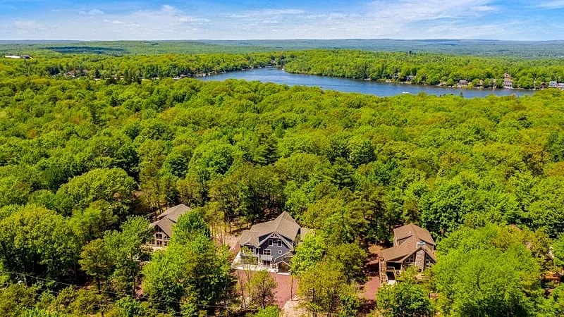 "Matterhorn" Near JFBB Skiing, Elevator, Private Hot Tub, Firepit, Pool Table, Grill in Lake Harmony, Pennsylvania, United States — photo 2