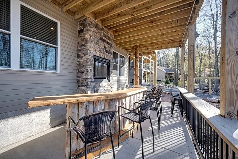 "Treehouse"Amazing Lake View,9 Bed5.5 Bath,Hot Tub,Sauna,Poker & Pool Table,Fire Pit,Ping Pong in Lake Harmony, Pennsylvania, United States — photo 4