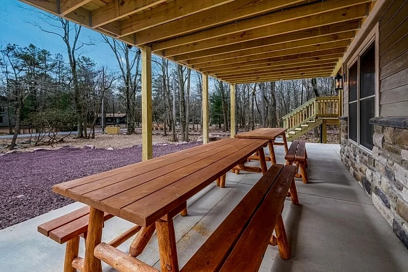 "Rainier" ELEVATOR, Wi-Fi, Private Hot Tub, Firepit, Sound System & Pool Table in Lake Harmony, Pennsylvania, United States — photo 5